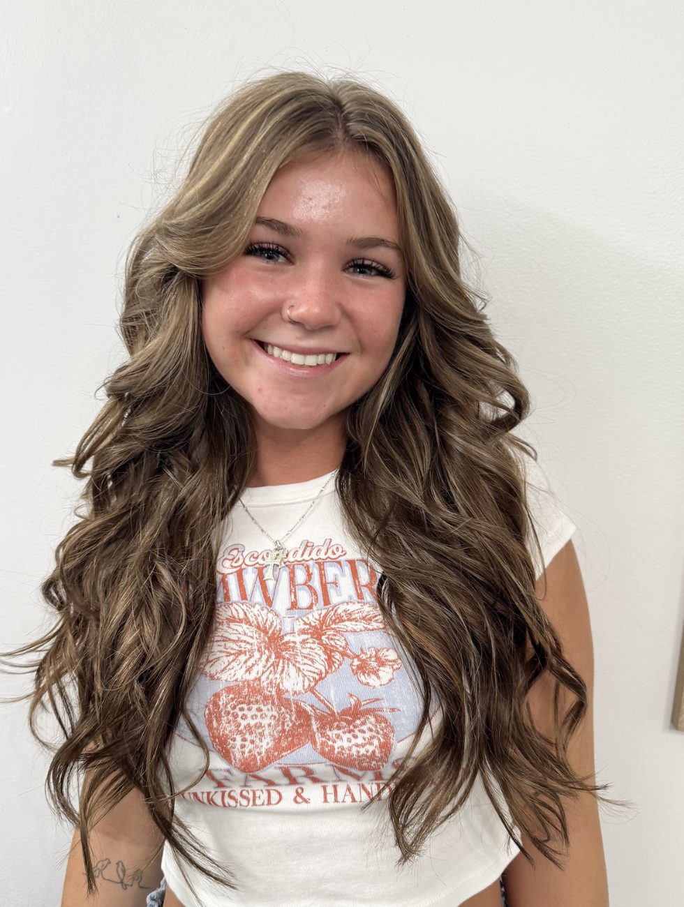 Dimensional brunette with soft curls